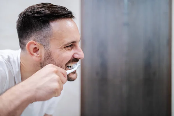 Zijaanzicht Van Knappe Blanke Man Badkamer Pyjama Het Wassen Van — Stockfoto