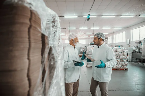 Due Supervisori Caucasici Con Gravi Espressioni Facciali Vestiti Con Uniformi — Foto Stock