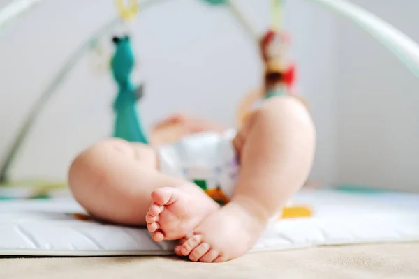 Μωρό Που Παίζει Παιχνίδια Κούνια Κλείσε Πόδια Του Μωρού Επιλεκτική — Φωτογραφία Αρχείου