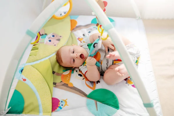 Top Vista Juguetón Caucásico Gordito Seis Meses Viejo Bebé Niño — Foto de Stock