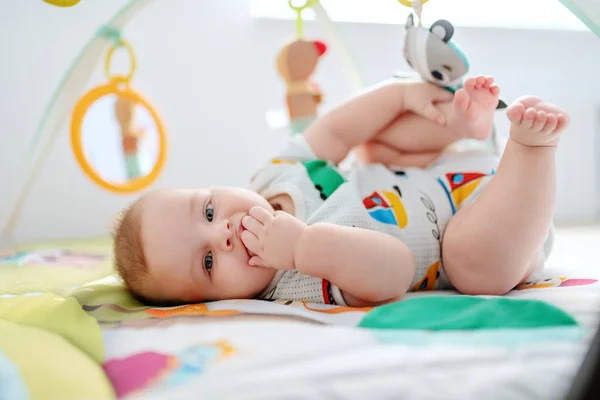 Vista Lateral Hermoso Niño Seis Meses Traje Cuerpo Colorido Mirando — Foto de Stock