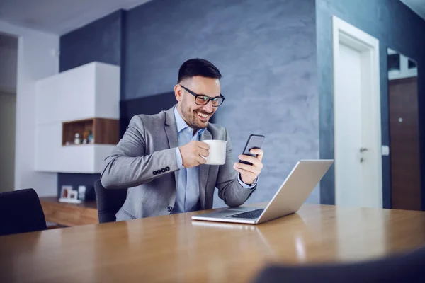 Stilig Vit Affärsman Kostym Dricka Kaffe Och Använda Smart Telefon — Stockfoto