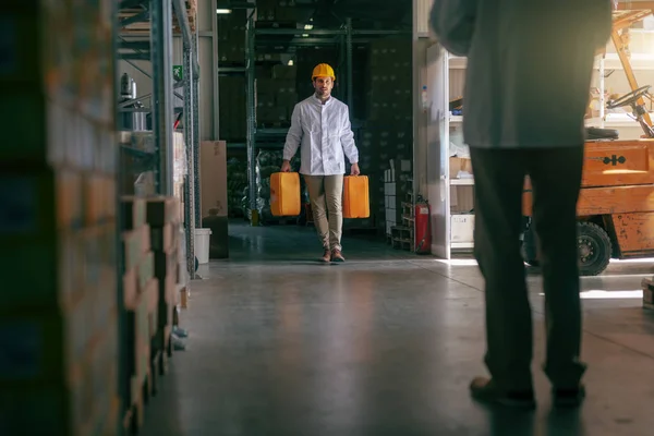 Longitud Completa Fuerte Trabajador Almacenamiento Caucásico Vestido Con Uniforme Blanco —  Fotos de Stock