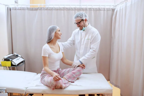 Medico Maschio Caucasico Sorridente Uniforme Bianca Che Conforta Suo Paziente — Foto Stock