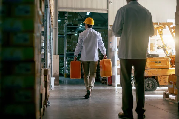 Vista Trasera Fuerte Trabajador Almacenamiento Caucásico Vestido Con Uniforme Blanco —  Fotos de Stock