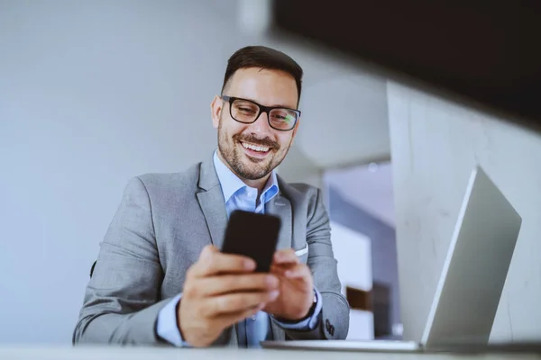 Lachen Aantrekkelijke Stijlvolle Blanke Zakenman Grijs Pak Met Bril Met — Stockfoto