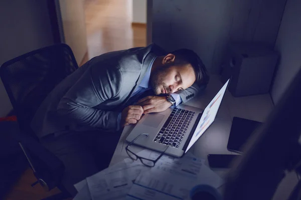 Employé Dévoué Surmené Costume Gris Dormant Bureau Nuit Sur Bureau — Photo