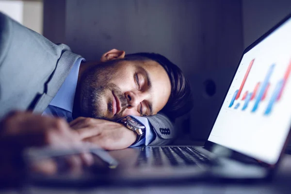 Empleado Trabajador Dedicado Sobrecargado Traje Gris Durmiendo Oficina Por Noche —  Fotos de Stock