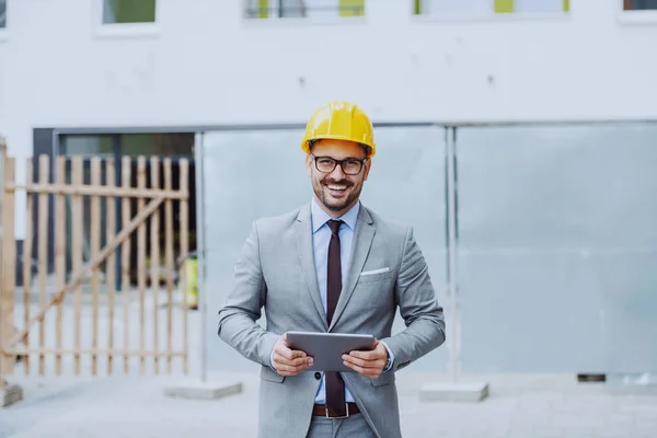 Guapo Caucásico Feliz Arquitecto Traje Gris Con Casco Amarillo Cabeza —  Fotos de Stock