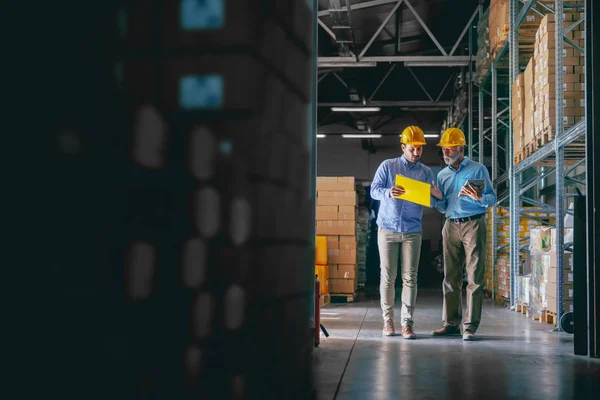 Dos Socios Comerciales Ropa Formal Con Cascos Amarillos Protectores Los — Foto de Stock