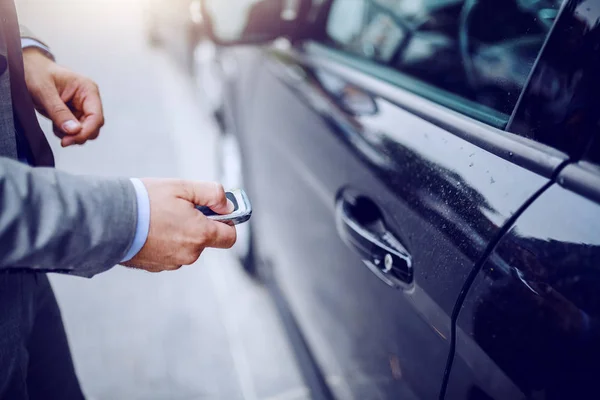 Close Homem Desbloqueando Seu Carro Tempo Chuvoso — Fotografia de Stock