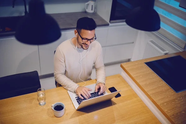 Vista Superior Hombre Caucásico Guapo Positivo Sentado Mesa Comedor Cocina — Foto de Stock