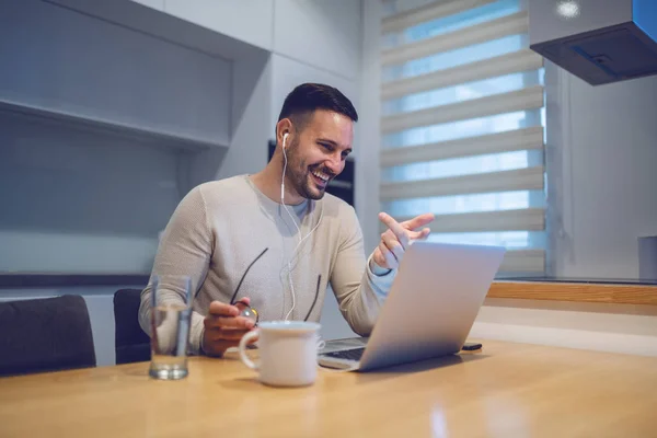 Glimlachende Blanke Man Gekleed Casual Met Video Bellen Laptop Tijdens — Stockfoto