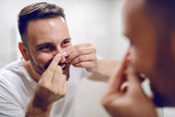 Close Van Knappe Blanke Man Kijken Zichzelf Spiegel Knijpen Blackhead — Stockfoto