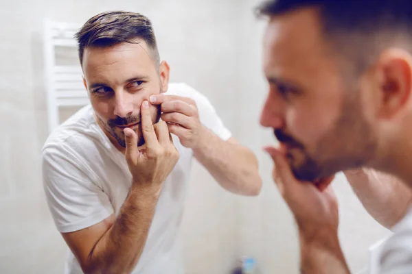 Close Van Knappe Blanke Man Kijken Zichzelf Spiegel Knijpen Blackhead — Stockfoto