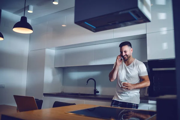 Smiling Caucasian Unshaven Man Pajamas Leaning Kitchen Counter Talking Smart — Stok Foto