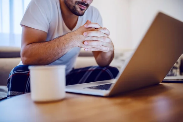 Glimlachende Man Pyjama Kijkt Morgens Naar Laptop Zit Bank Woonkamer — Stockfoto