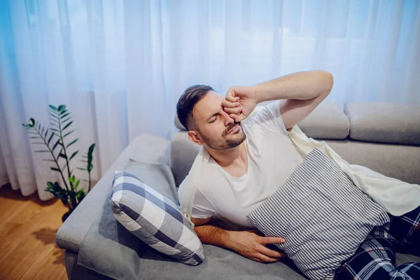 Yakışıklı Beyaz Pijamalı Tıraşsız Adam Öğle Uykusundan Sonra Uyanıyor Oturma — Stok fotoğraf
