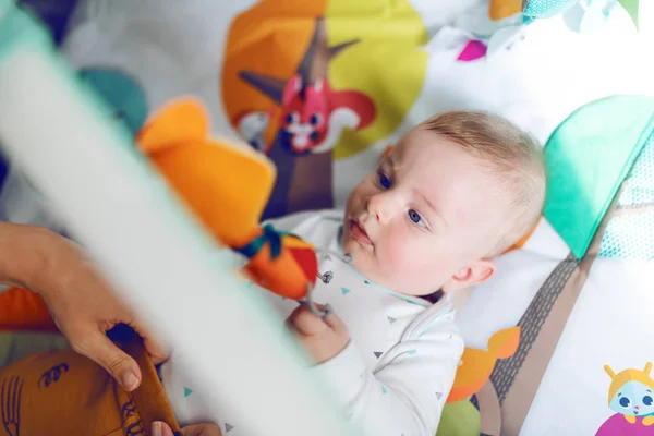 Para Ver Curioso Niño Seis Meses Vestido Traje Cuerpo Acostado — Foto de Stock