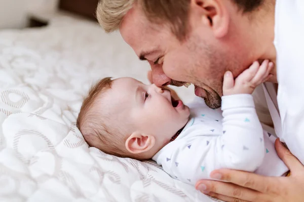 Primer Plano Lindo Niño Seis Meses Acostado Cama Jugando Con —  Fotos de Stock