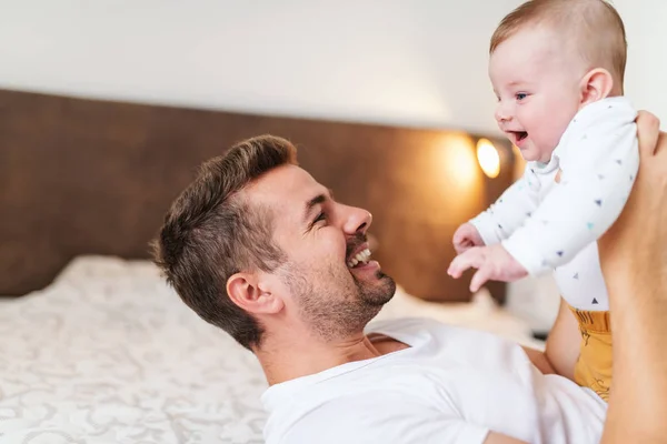 Guapo Padre Joven Acostado Cama Dormitorio Levantando Amoroso Niño Riendo —  Fotos de Stock