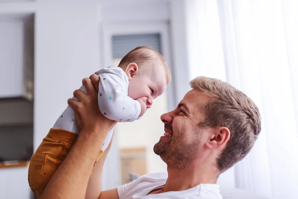 Gelukkig Glimlachend Knap Jonge Kaukasische Vader Tillen Zijn Liefdevolle Maanden — Stockfoto