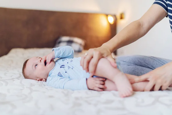 Adorável Caucasiano Menino Meses Fazendo Exercício Cama Com Sua Mãe — Fotografia de Stock