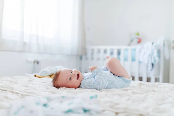 Vista Laterale Adorabile Paffuto Bambino Sei Mesi Sdraiato Sul Letto — Foto Stock