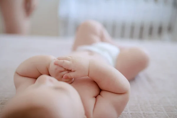 Μηνών Αγοράκι Που Κείτεται Στο Κρεβάτι Πάνα Μωρό Βάζει Δάχτυλα — Φωτογραφία Αρχείου