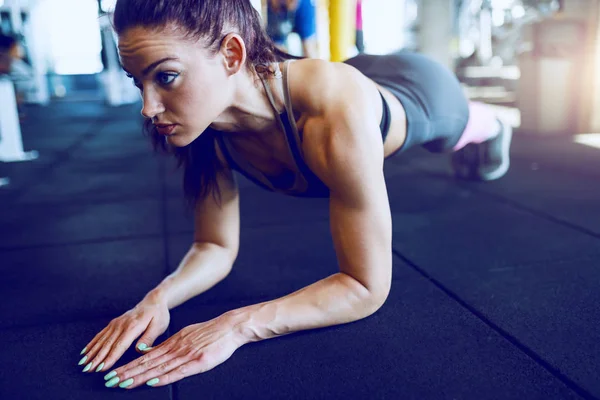 Beautiful Caucasian Muscular Focused Brunette Sportswear Ponytail Doing Planks Gym — ストック写真