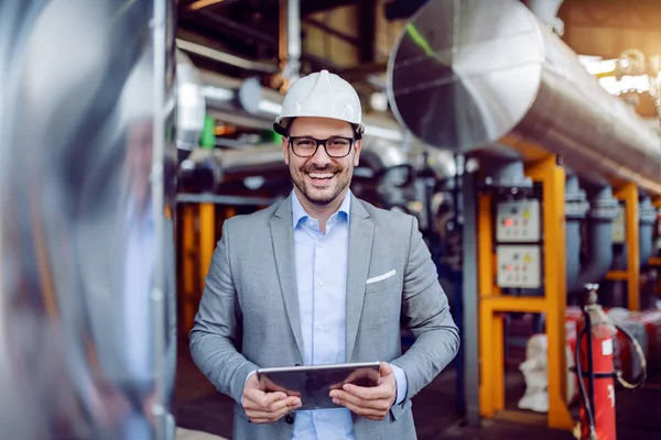 Lächelnder Attraktiver Kaukasischer Aufseher Grauen Anzug Und Mit Weißem Helm — Stockfoto