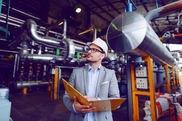 Guapo Hombre Negocios Caucásico Traje Con Casco Protector Carpeta Retención — Foto de Stock