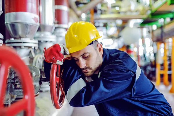 Trabajadora Caucásica Trabajadora Ropa Trabajo Apoyada Una Válvula Grande Durmiendo —  Fotos de Stock