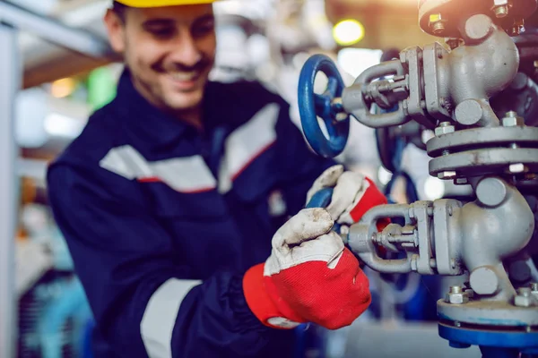 Sorrindo Trabalhador Planta Energia Trabalhador Terno Trabalho Válvula Rosca Foco — Fotografia de Stock