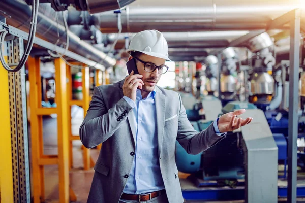 Homem Negócios Caucasiano Sério Com Capacete Cabeça Ter Telefonema Enquanto — Fotografia de Stock