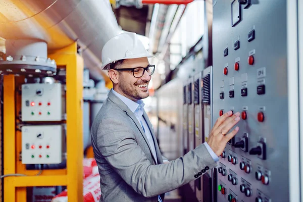 Lächelnder Gutaussehender Kaukasischer Aufseher Grauen Anzug Und Mit Helm Auf — Stockfoto