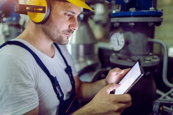 Vue Latérale Travailleur Usine Consacre Dur Salopette Avec Casque Protection — Photo