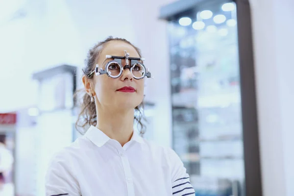 Vrouw Met Krullend Haar Paardenstaart Staande Bij Opticien Winkel Met — Stockfoto