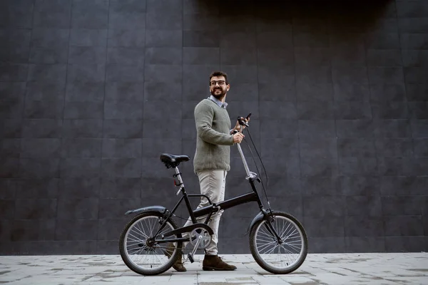 Volle Länge Des Lächelnden Kaukasischen Modischen Mannes Der Fahrrad Schiebt — Stockfoto