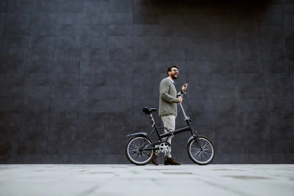 Volle Länge Des Lächelnden Kaukasischen Modischen Mannes Der Fahrrad Schiebt — Stockfoto