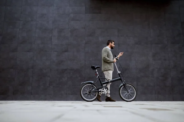 Πλήρες Μήκος Του Κομψό Καυκάσιος Άνθρωπος Ωθώντας Ποδήλατο Και Χρησιμοποιώντας — Φωτογραφία Αρχείου