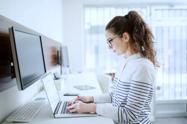 Pohled Tvrdou Práci Kavkazská Obchodořanka Hnědými Kudrnatými Vlasy Brýlemi Laptopu — Stock fotografie