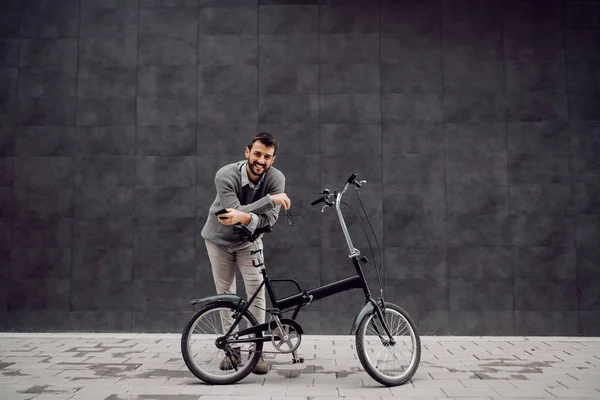 Longitud Completa Sonriente Guapo Caucásico Hombre Moda Apoyándose Bicicleta Sosteniendo —  Fotos de Stock