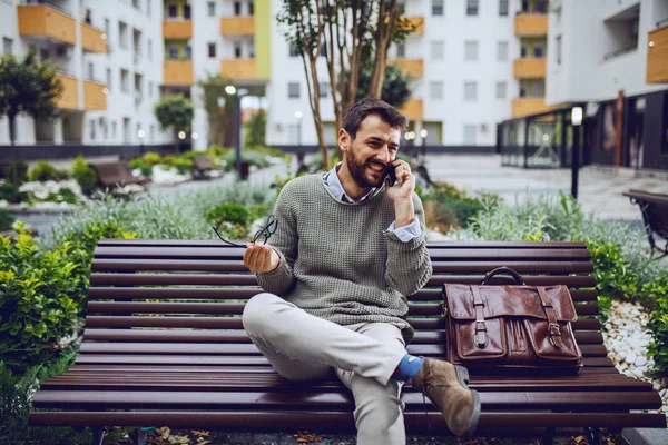 Smiling Handsome Caucasian Fashionable Man Sitting Bench Park Talking Phone — Stock Photo, Image