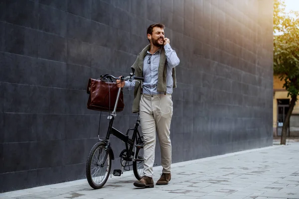 Smiling Cheerful Caucasian Fashionable Businessman Listening Music Pushing His Bicycle — Stock Photo, Image