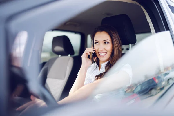 Hermosa Morena Sonriente Conduciendo Coche Hablando Por Teléfono Una Mano —  Fotos de Stock