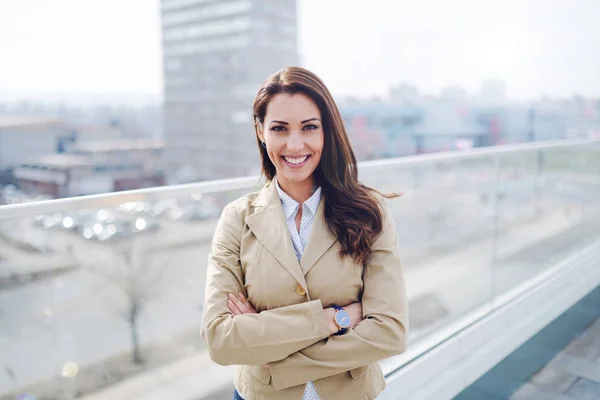 Portret Van Een Prachtige Kaukasische Lachende Brunette Beige Jas Met — Stockfoto