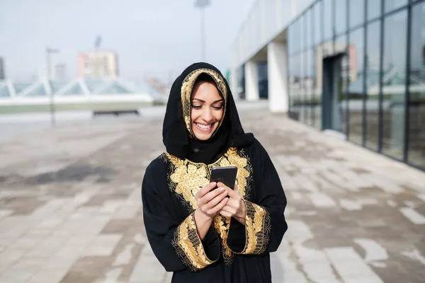 Linda Mulher Muçulmana Vestida Preto Tradicional Desgaste Telhado Usando Telefone — Fotografia de Stock