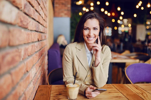 Retrato Una Hermosa Mujer Caucásica Vestida Elegante Informal Sentada Cafetería — Foto de Stock