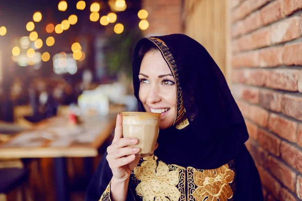Портрет Потрясающей Мусульманки Традиционной Одежде Сидящей Кафе Пьющей Кофе — стоковое фото